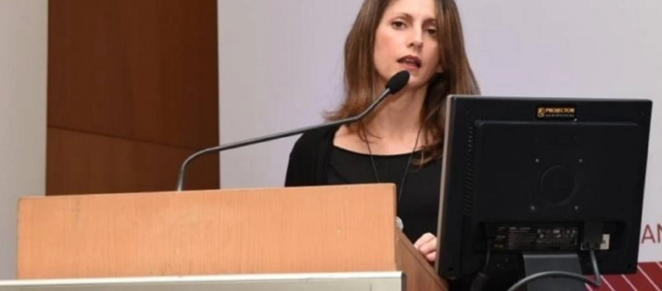 Μέλος της επιτροπής λοιμωξιολόγων εκφράζει αμφιβολίες για το εμβόλιο: «Δεν έχω σκεφτεί αν θα το κάνω»